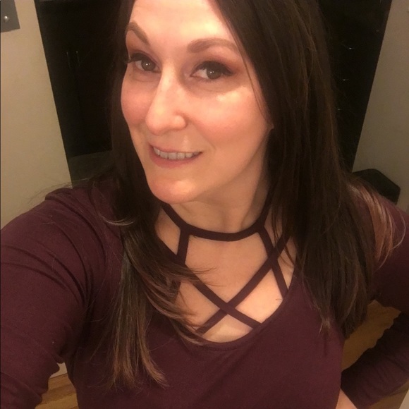 Hello!!  👋🏻👋🏻 I’m Bobby at Blink Boutik! - Picture 3 of 4